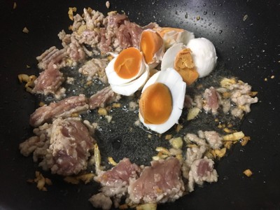 วิธีทำ หมูสับผัดไข่เค็ม วิธีทำ หมูสับผัดไข่เค็ม