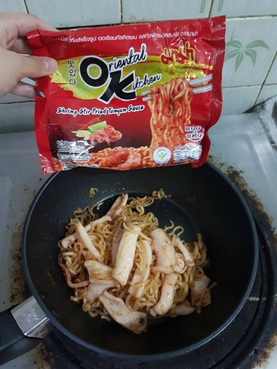 วิธีทำ หมึกแดดเดียวผัดมาม่า ok รสต้มยำ วิธีทำ หมึกแดดเดียวผัดมาม่า ok รสต้มยำ