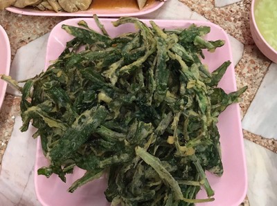 ยำผักบุ้งกรอบ