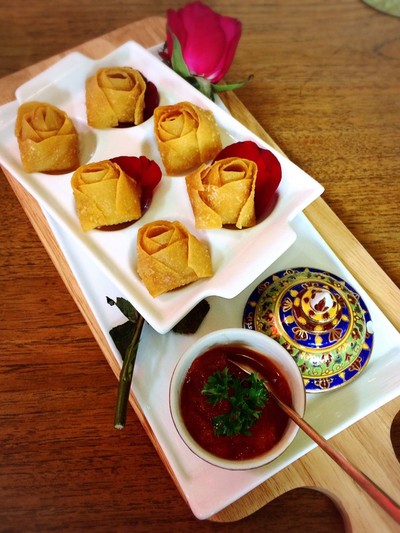 เกี๊ยวกุหลาบ ไส้หมู