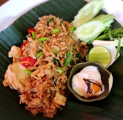 ข้าวผัดรถไฟไก่ ไข่ออนเซ็น