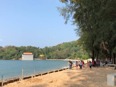 หาดแหลมเสด็จ