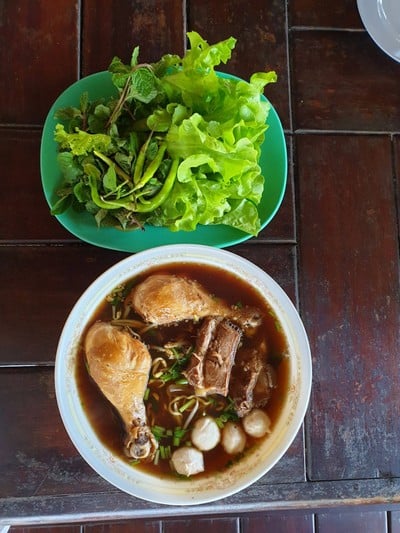 บะหมี่ใส่น่องไก่ตุ๋นและหมูตุ๋น