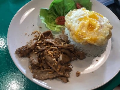 ข้าวหมูกระเทียม ไข่ดาว