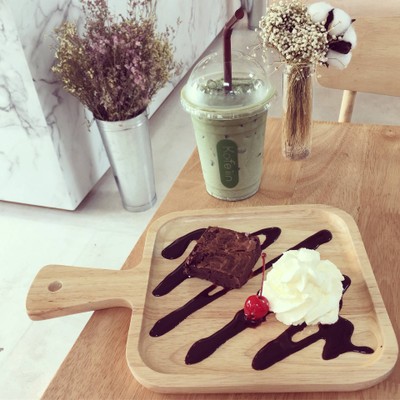 Iced matcha latte & brownie