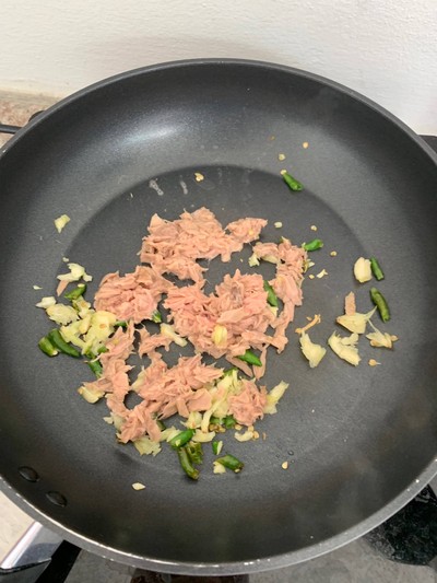 วิธีทำ พาสต้าเอลิเกทูน่าผัดกะเพรา