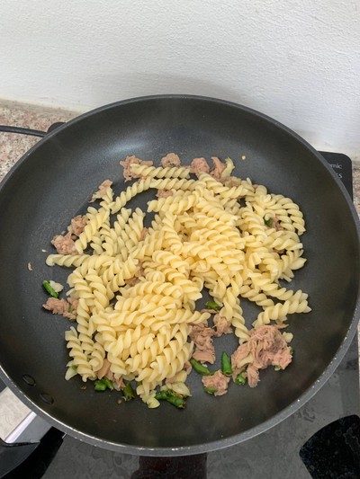 วิธีทำ พาสต้าเอลิเกทูน่าผัดกะเพรา