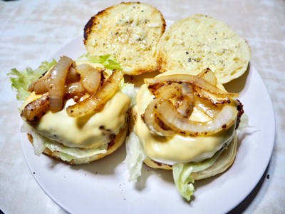 วิธีทำ Caramelized Onion& Cheesy Pork Burger