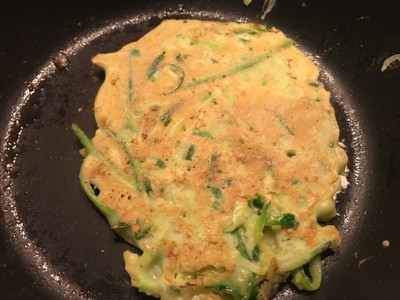 วิธีทำ Zucchini Pancake 🇨🇳 น้ำจิ้มน้ำมันพริกสไตล์จีน