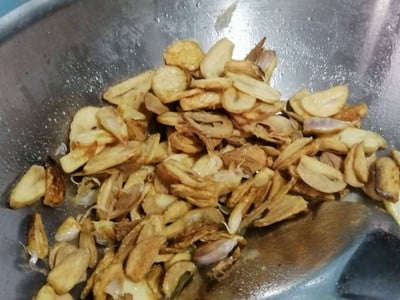 วิธีทำ กระเทียมเจียว สำหรับ​ใส่หมี่กรอบ