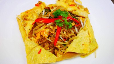 ผัดไทยไข่ห่อ