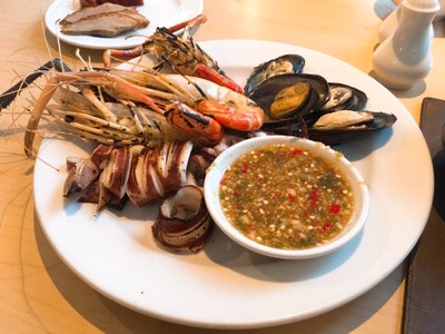 กุ้ง หมึก หอยแมลงภู่ย่าง