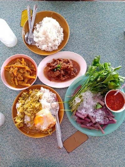 น้ำพริกกะปิ และราดแกง