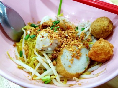 ก๋วยเตี๋ยวต้มยำแห้ง สูตรโบราญ ธรรมดา 35 พิเศษ 40 บาท