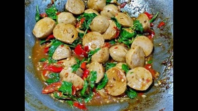 ผัดกระเพราลูกชิ้น