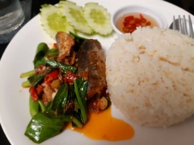 ข้าวคะน้าปลากระป๋อง