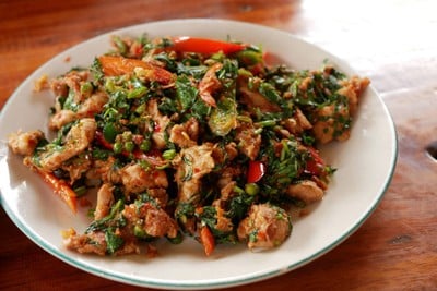หมูผัดใบยี่หร่า