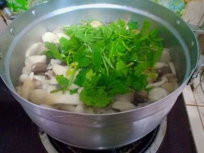 วิธีทำ แกงจืดเห็ดรวมเต้าหูหมูสับ
