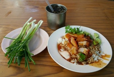 ข้าวหมูแดง อาย้ง (Kao Moo Daeng Arr Yong) ข้าวหมูแดง อาย้ง (Kao Moo Daeng Arr Yong)