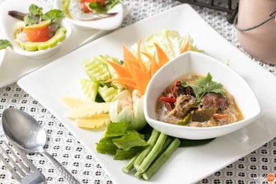 บ้านสวยริมน้ำ ใต้สะพานพระราม4 เข้าซอยวัดบางจากมา 10เมตรอยู่ซ้ายมือ ร้านอยู่ริมน้ำเจ้าพระยา