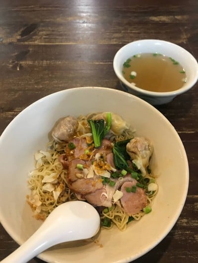 บะหมี่เกี๊ยวแห้งหมูแดง