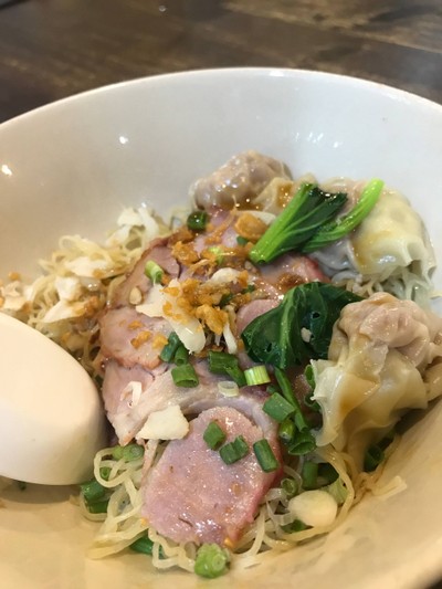 บะหมี่เกี๊ยวแห้งหมูแดง