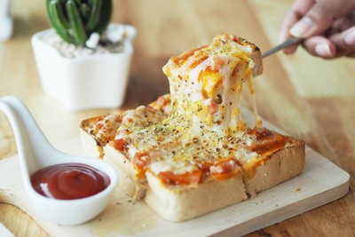 ขนมปังปิ้งแผ่นหน้า หน้าพิซซ่าแฮม-ชีส เหมือนได้กินพิซซ่าจริงๆ เลยในราคา 49.-