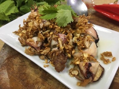 ปลาหมึกยัดไส้ทอดกระเทียม