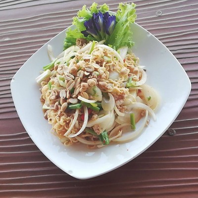 ยำมาม่าหมู