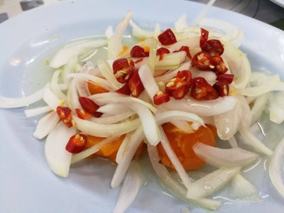 ยำไข่แดง