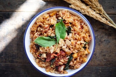 วิธีทำ ข้าวผัดกระเพราคลุกเบคอน