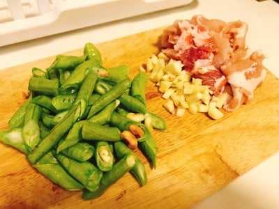 สันคอสไลด์ผัดพริกเผา