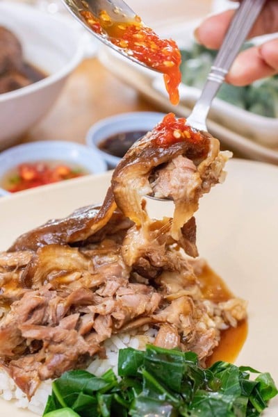 เมนูของร้าน เป็ดตุ๋นบ้านนา ข้าวขาหมูนายก กระเพราหมูหมัก ร้านเด็ดแห่งสระแก้ว