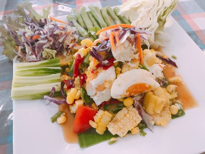 มีตำข้าวโพดไข่เค็มและตำข้าวโพดหมูยอ จานละ 60.-