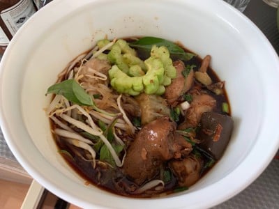 ก๋วยเตี๋ยวไก่มะระเจ๊แดง