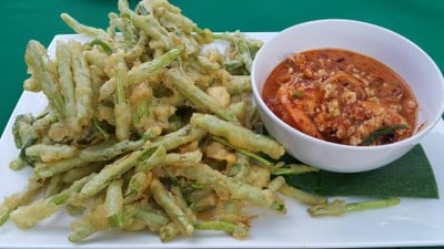 ยำผักบุ้งกรอบ