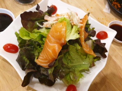สลัดแซลมอนสด (Salmon Salad)