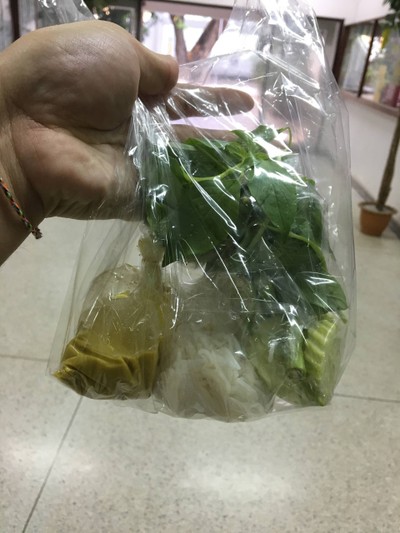ผัดเนื้อแดงราดข้าว