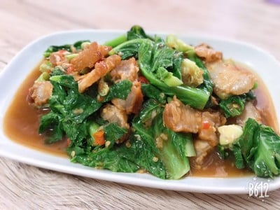 ผัดแขนงหมูกรอบ