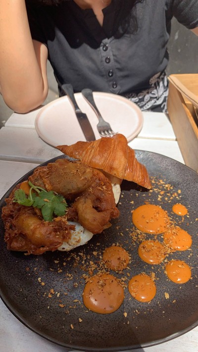 Signature Croissant Burger ($25AUD ~560฿)