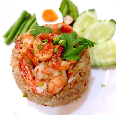 ข้าวผัดน้ำพริกกุ้งเสียบ