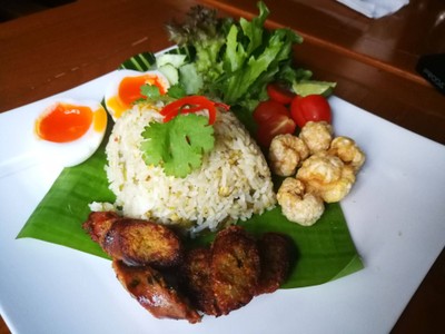 ข้าวผัดน้ำพริกหนุ่มไข่ต้มยางมะตูม