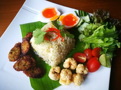 ข้าวผัดน้ำพริกหนุ่มไข่ต้มยางมะตูม