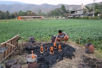 พนักงานกำลังทำไก่อบฟาง