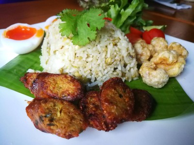 ข้าวผัดน้ำพริกหนุ่มไข่ต้มยางมะตูม