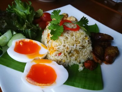 ข้าวผัดน้ำพริกหนุ่มไข่ต้มยางมะตูม
