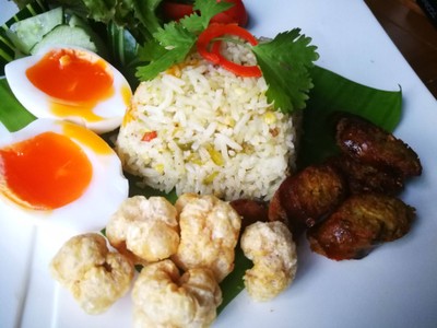 ข้าวผัดน้ำพริกหนุ่มไข่ต้มยางมะตูม