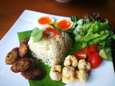 ข้าวผัดน้ำพริกหนุ่มไข่ต้มยางมะตูม