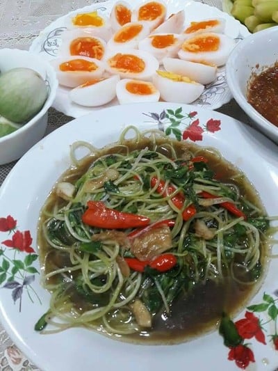 ต้นอ่อนทานตะวันน้ำมันหอย สูตร ไร้(กระ)เทียมทาน ต้นอ่อนทานตะวันน้ำมันหอย สูตร ไร้(กระ)เทียมทาน