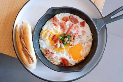 ไข่กะทะ กับขนมปังเวียดนาม